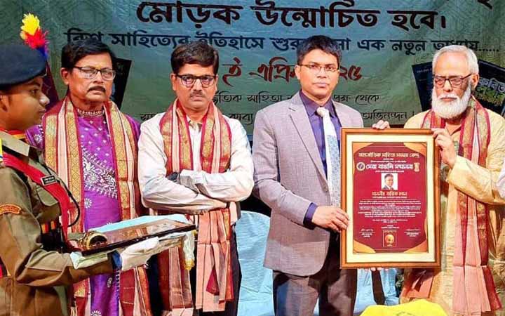 কলকাতায় “সেরা বাঙালি সম্মাননা” পেলেন প্রেসসচিব তারিক চয়ন